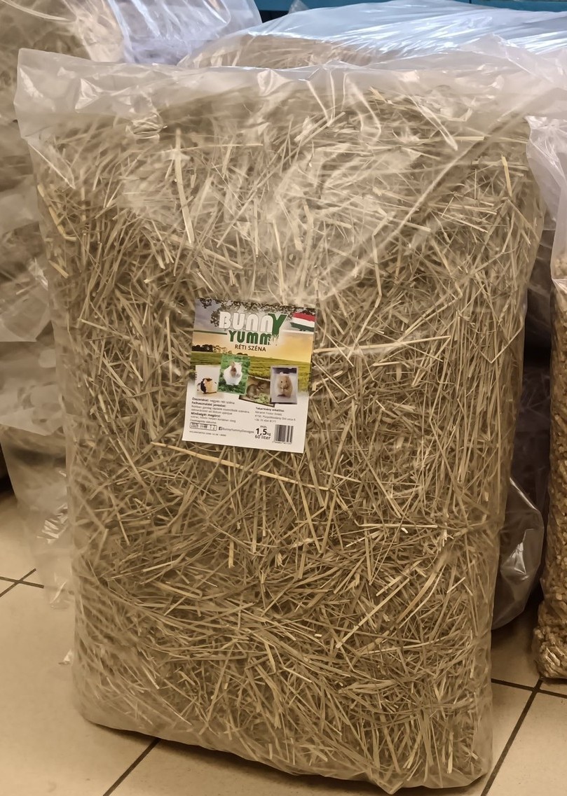 A Noble Bunnies nyuszik minőségi szénát kapnak (Bunny Yummi)